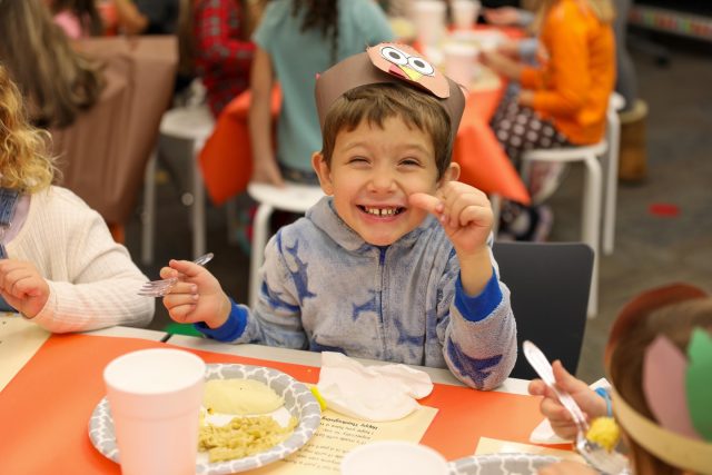 Elm Road kindergarteners kicked off the Thanksgiving holiday early today with a festive classroom feast! ✨🦃
Students enjoyed a homemade delicious meal with noodles, mashed potatoes, cornbread, and mini pumpkin pies. A big thank you to all the parent volunteers who made this special day possible! 💛